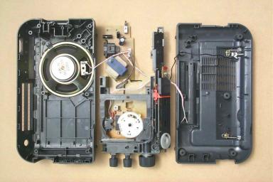 This modern radio has a moulded ABS (plastic) enclosure and uses a single integrated circuit.